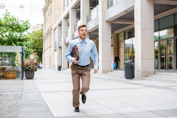 επιχειρηματίας με χαρτοφύλακα που τρέχει  - Φωτογραφία, εικόνα