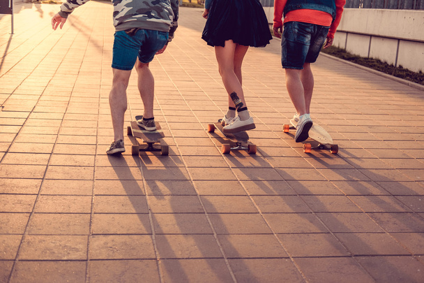 Три скейтбордисти з задньої їзди
 - Фото, зображення