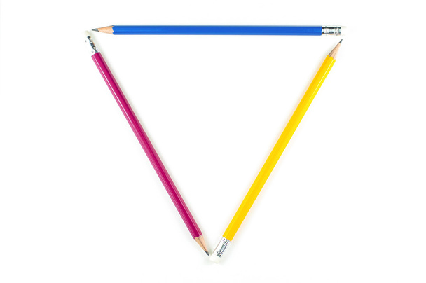 Triangolo di matita di colore maggiore su sfondo bianco
. - Foto, immagini