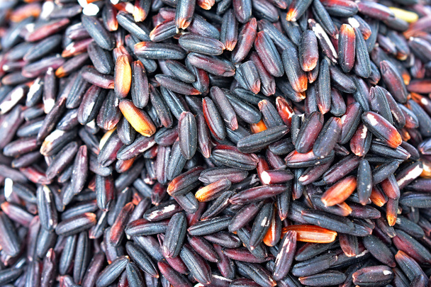 Niegotowane czarny lepki ryż jako tło - Zdjęcie, obraz