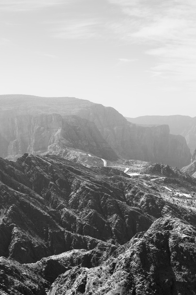 Oman vanha vuori rotkon ja kanjoni syvä pilvinen taivas
  - Valokuva, kuva