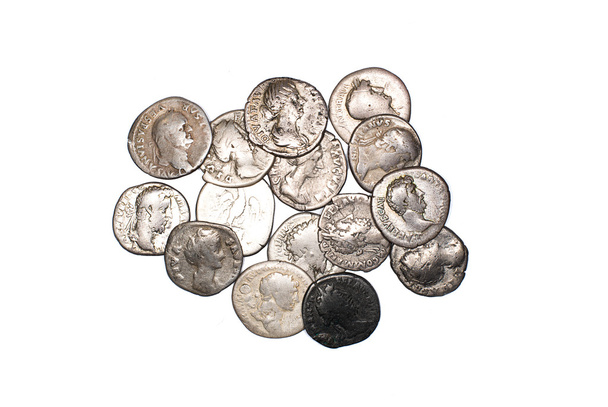 Veel oude zilveren munten op over Wit - Foto, afbeelding