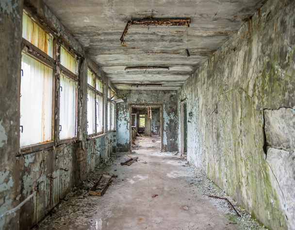 hylätty raunioitunut käytävä Pripyatin koulussa
 - Valokuva, kuva