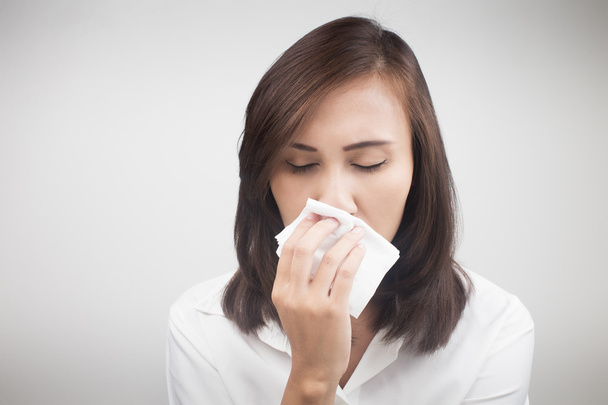 Mujer caucásica asiática con gripe - Foto, imagen