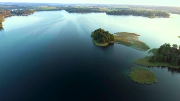 green island in blue lake - Filmati, video