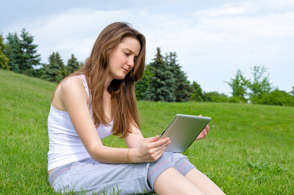 Donna che legge lo schermo del suo tablet
 - Foto, immagini