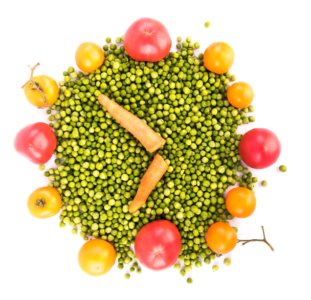 Yeşil bezelye yığını üzerinde kırmızı domates - Fotoğraf, Görsel