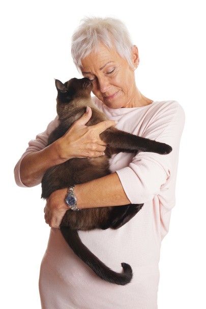 зрелая женщина держит кота на руках
 - Фото, изображение