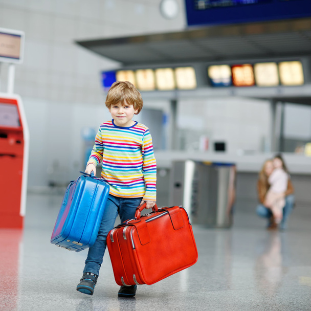 Little kid boy with suitcases on international airport - Foto, afbeelding