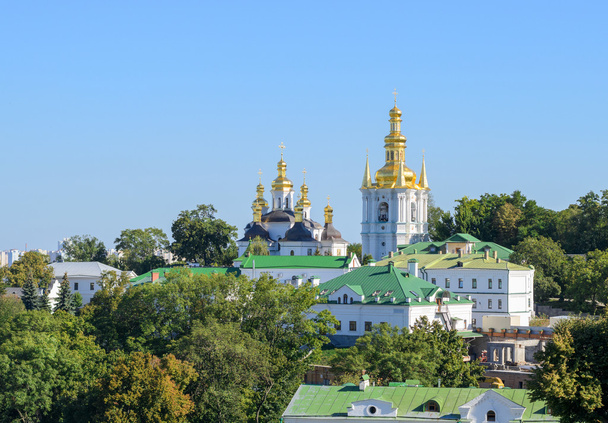 Православный христианский монастырь, Печерская Лавра в Киеве на зеленом
 - Фото, изображение