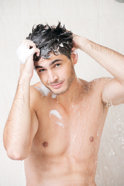 Handsome man in shower - Foto, afbeelding