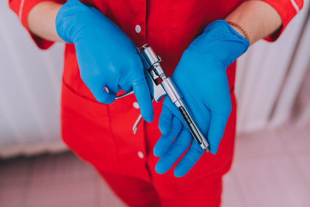 Lékařské nástroje v rukou ženy - Fotografie, Obrázek