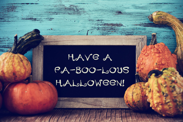 calabazas y pizarra con texto tienen un fa-boo-lous halloween
 - Foto, Imagen
