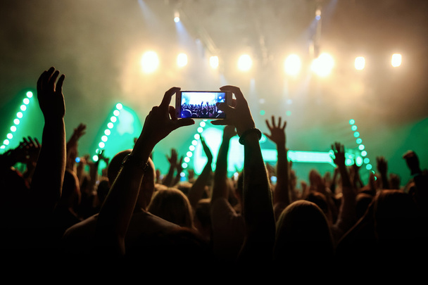 Rock συναυλία πλήθος καταγραφή επιδόσεων με ψηφιακή smartphone - Φωτογραφία, εικόνα