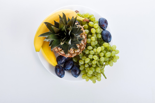 Корисні фрукти на тарілці на білому тлі в студії. Заборонити
 - Фото, зображення