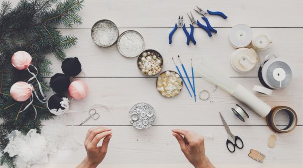 Креативне хобі. Різдвяні прикраси ручної роботи, кульки та одяг
 - Фото, зображення