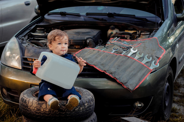 Mały chłopiec mechanik naprawy samochodu  - Zdjęcie, obraz
