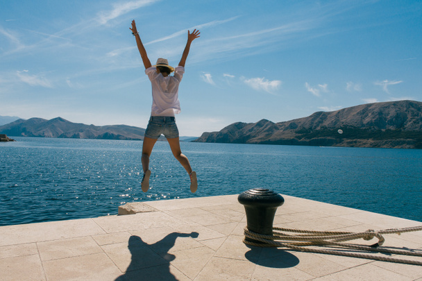 Mujer feliz saltando de vacaciones
 - Foto, imagen