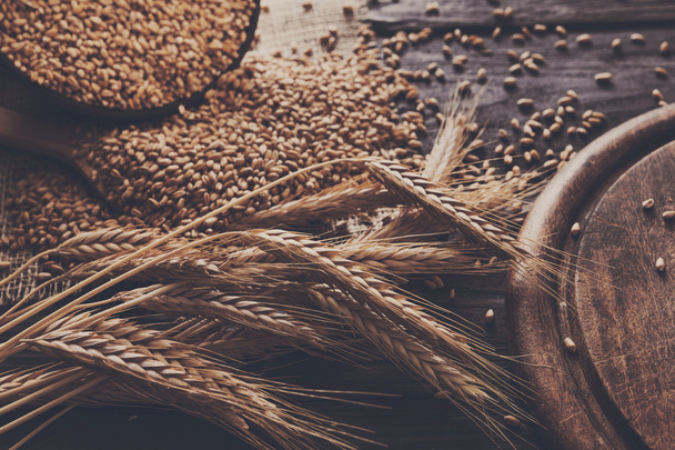 Хлебная выпечка фон, зерно и пшеничные уши
 - Фото, изображение