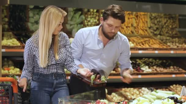 Paar kauft Auberginen im Einkaufszentrum - Filmmaterial, Video