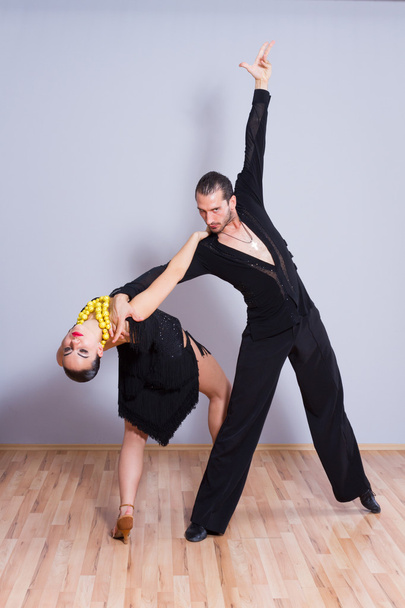 young couple dancing - Fotografie, Obrázek