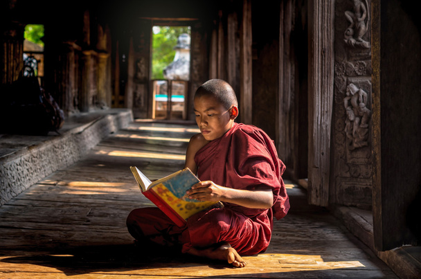 Буддійські початківця читання в пагода Shwenandaw  - Фото, зображення