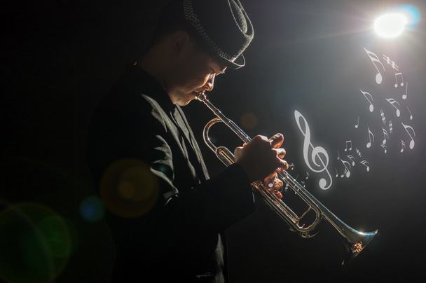 Músico tocando trompete
  - Foto, Imagem