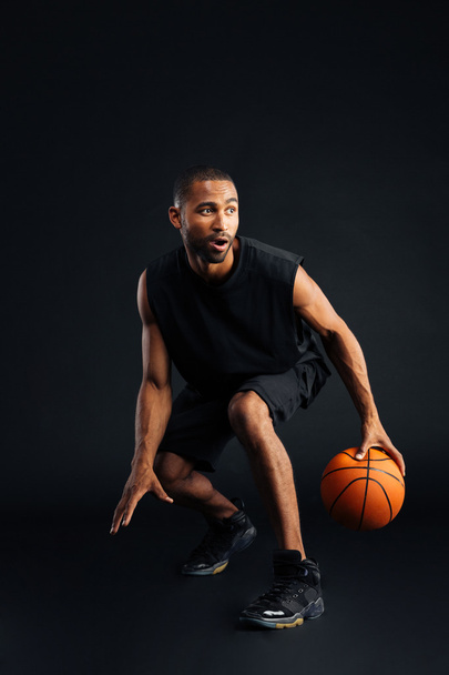 Portrait of a focused african sports man playing in basketball - Foto, afbeelding
