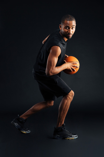 Portrait of a focused african sports man playing in basketball - Φωτογραφία, εικόνα