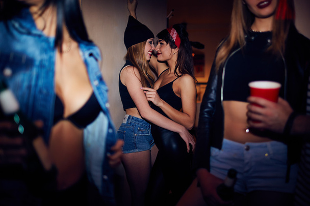 Μεθυσμένος κορίτσια, φλερτ στο πάρτυ στο σπίτι - Φωτογραφία, εικόνα