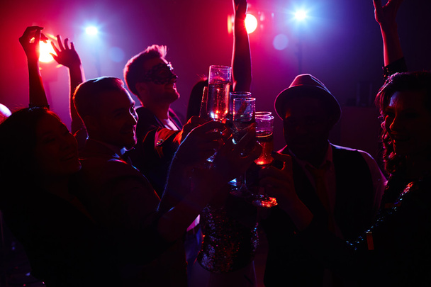 Pessoas com torradas de champanhe no clube noturno
 - Foto, Imagem