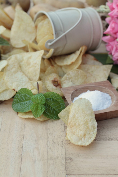 Хрусткі картопляні чіпси з сіллю та свіжою картоплею
 - Фото, зображення