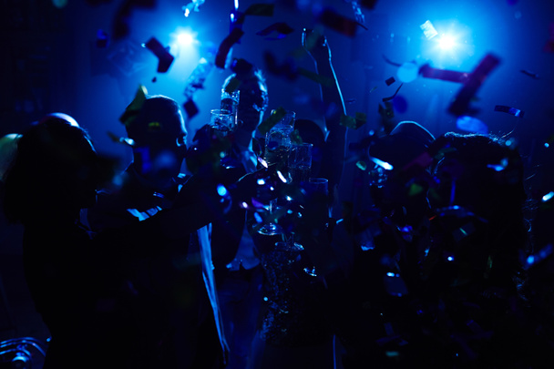 groupe de clubbers griller avec du champagne à la fête
  - Photo, image