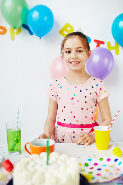 Chica de pie por mesa de cumpleaños
  - Foto, Imagen