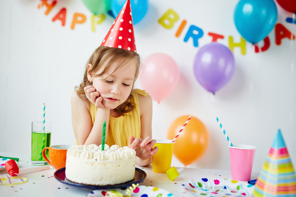 Enfant regardant gâteau d'anniversaire savoureux
  - Photo, image