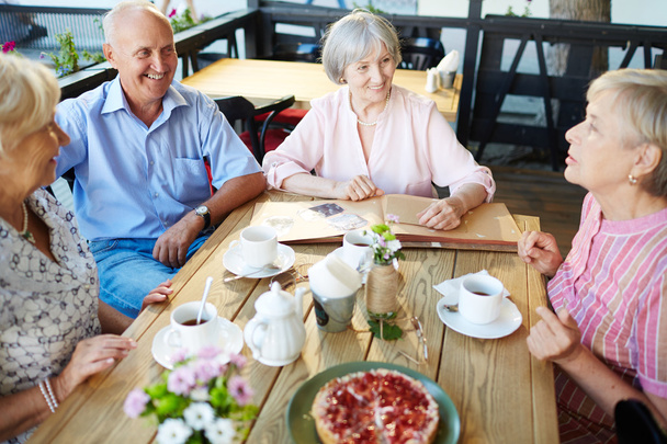 Personas mayores que pasan tiempo en la cafetería
 - Foto, imagen