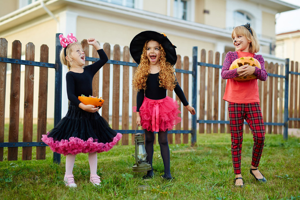 Tres chicas extáticas en disfraces de Halloween
  - Foto, Imagen