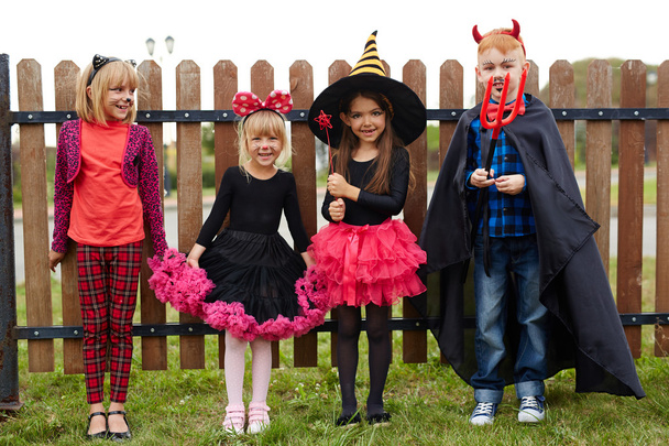 Bonito crianças amigáveis em trajes de Halloween
  - Foto, Imagem