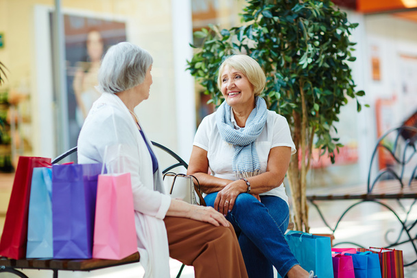 Idősebb nők beszél vásárlás után - Fotó, kép