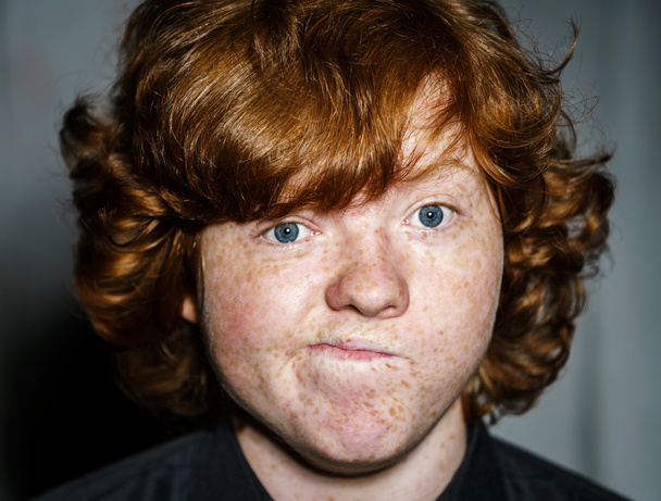 Vörös hajú, szeplős fiú, gyermekkor fogalma érzelmi portréja - Fotó, kép