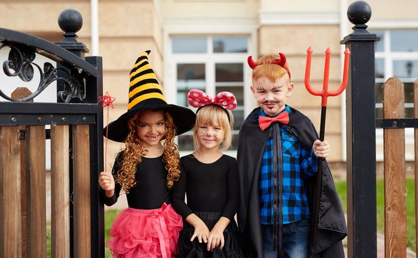 Crianças pequenas no Halloween
  - Foto, Imagem