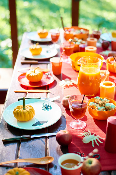 Tisch mit traditionellem Halloween-Essen  - Foto, Bild