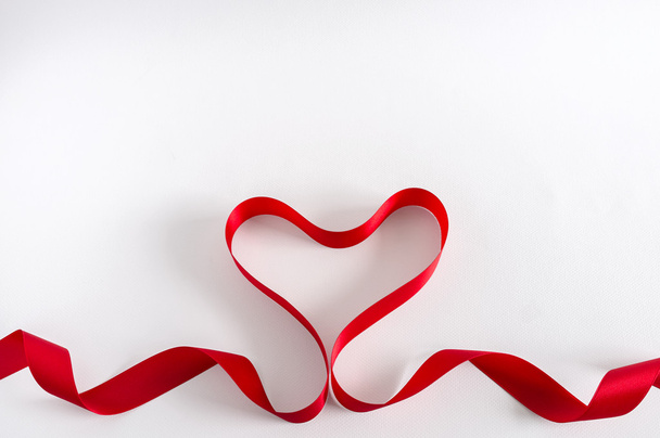 Valentine Heart. Cinta de raso rojo. Aislado sobre blanco
.  - Foto, imagen