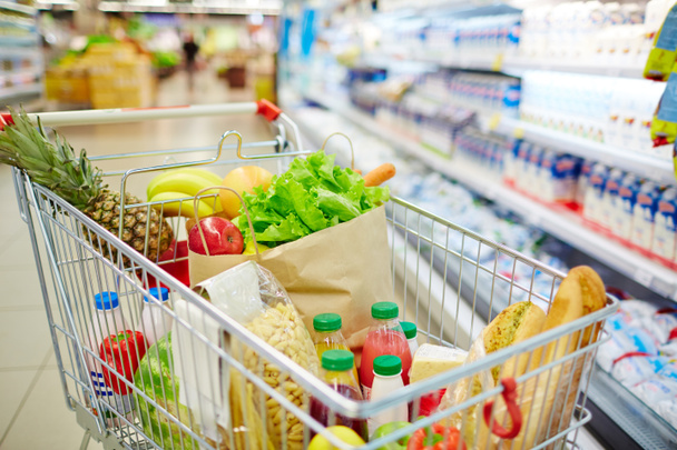 Erilaisia elintarvikkeita ostoskorissa
 - Valokuva, kuva