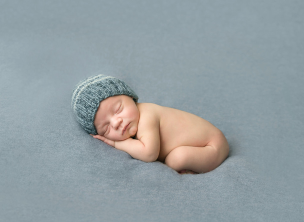 naked newborn in hat sleeping on blanket - Foto, Imagem
