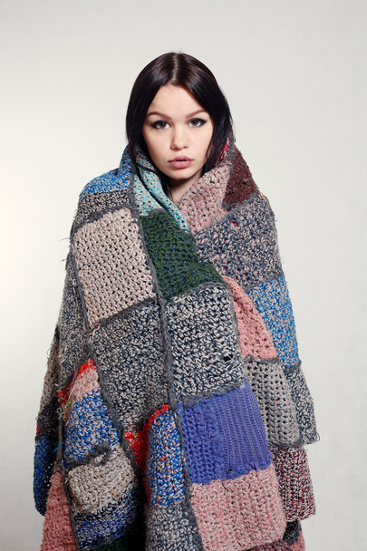woman feeling freeze and wrap up in blanket - Fotoğraf, Görsel