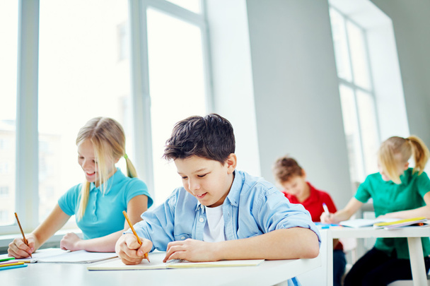 Schoolkinderen test op Les schrijven - Foto, afbeelding