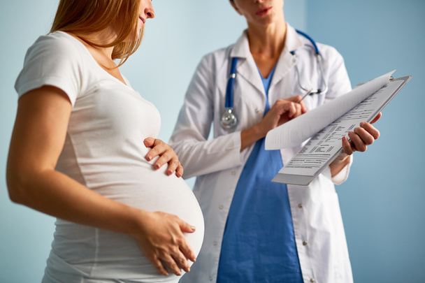Mujer embarazada mirando las recetas médicas
 - Foto, Imagen