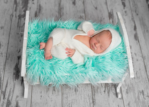 小さなベッドで男の新生児の睡眠 - 写真・画像