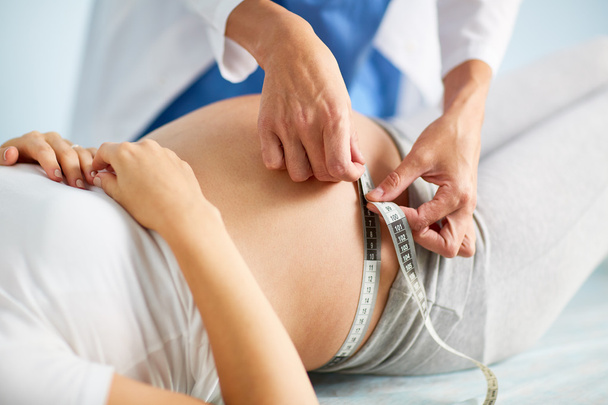 Położnik pomiaru brzuch w ciąży pacjenta  - Zdjęcie, obraz